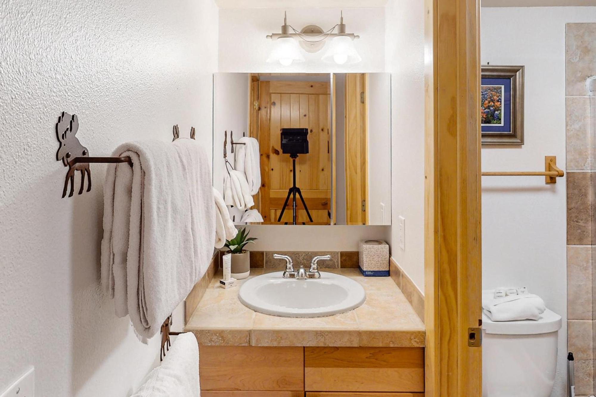 Ajs Outpost - Ski-In Condo - Fireplace & Hot Tub ブリッケンリッジ エクステリア 写真