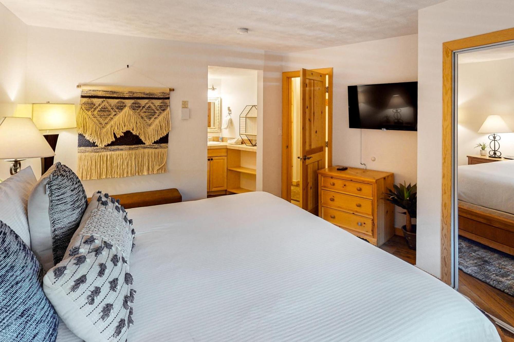 Ajs Outpost - Ski-In Condo - Fireplace & Hot Tub ブリッケンリッジ エクステリア 写真