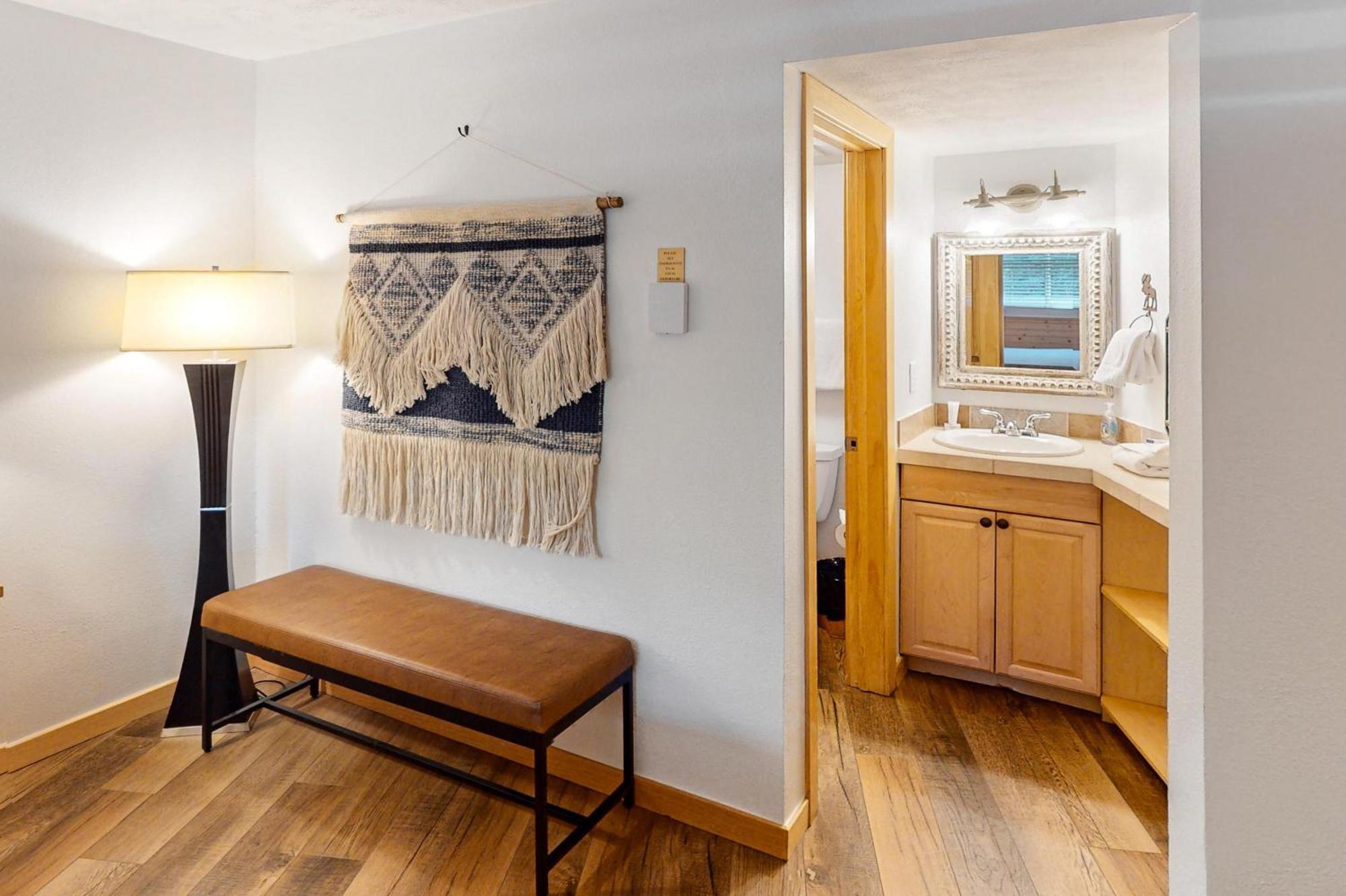 Ajs Outpost - Ski-In Condo - Fireplace & Hot Tub ブリッケンリッジ エクステリア 写真
